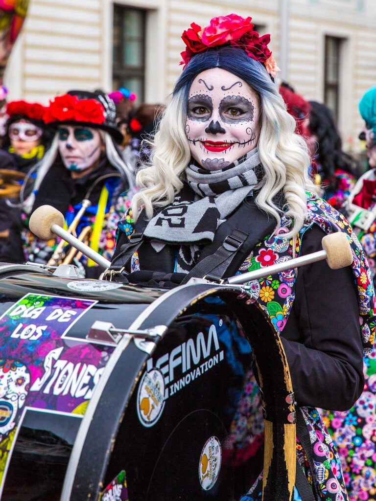 g8df26fb6b84d80f52f045d2276bc7dbe00abfbd3d597e842900095b53a1118d1ccaffd85ffc4ac52db44bbc317c2d76ac2b8b13507f917708fed30d2f81a143c_1280-5863113 guggenmusik, band, parade, drum, drummer, costume, marching, carnival, music, group, musician, mask, shrove monday, rosenmontag, narrenzunft, narrensprung, swabian gmünd